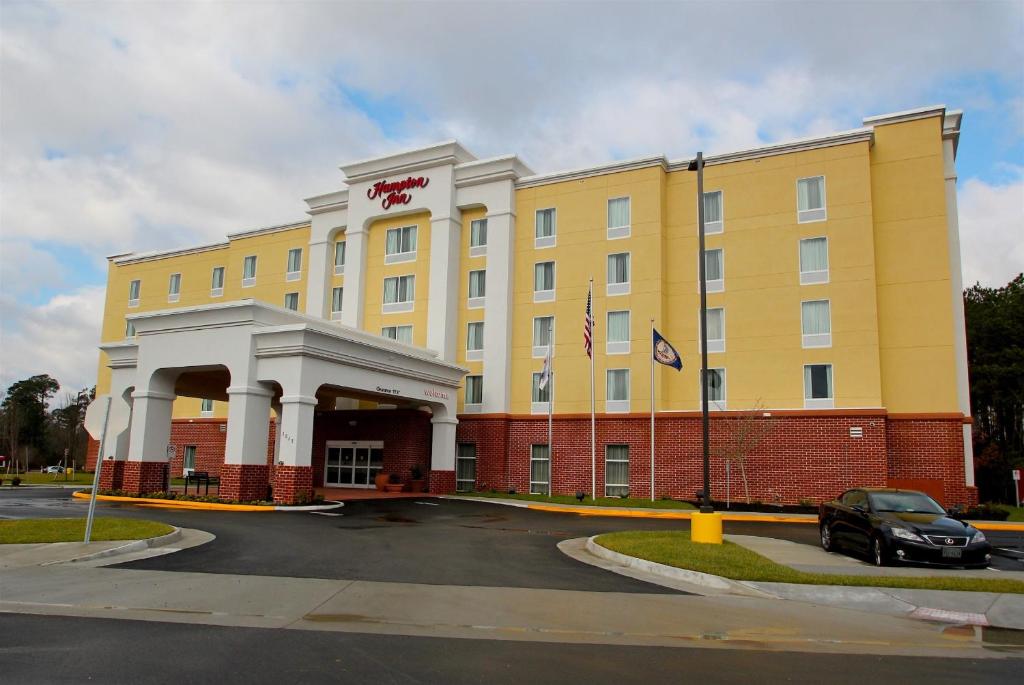 Hampton Inn- Suffolk Main image 1